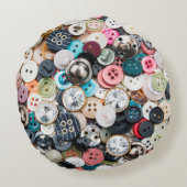 多くのカラフル裁縫ボタン違う ラウンドクッション (裏面)