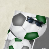 多くのサッカーボールはジャージー番号と緑のグレー ビーチタオル (インサイチュ)