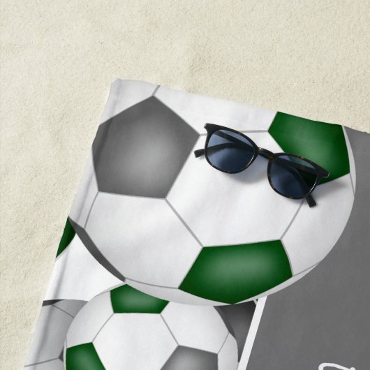 多くのサッカーボールはジャージー番号と緑のグレー ビーチタオル (インサイチュ)