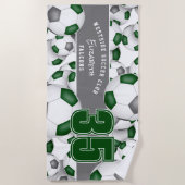 多くのサッカーボールはジャージー番号と緑のグレー ビーチタオル (正面)