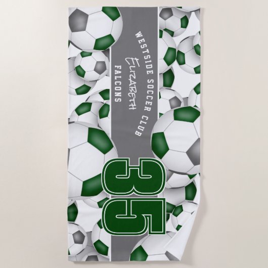 多くのサッカーボールはジャージー番号と緑のグレー ビーチタオル