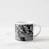 多くのハトの白黒の写真 エスプレッソカップ (右)