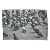 多くのハトの白黒の写真 枕カバー (正面)