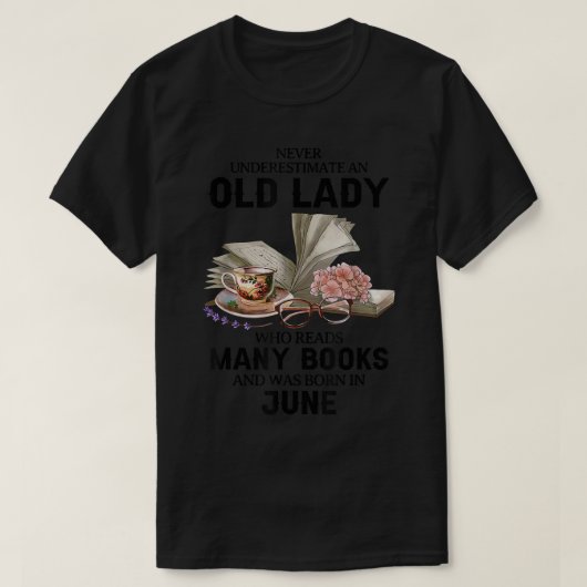 多くのブーを持つ老婦人を決して読軽く見ない Tシャツ (デザイン正面)