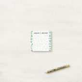 多くの三角形がさまざまな色合いの緑 ポストイット (デスク上)