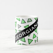 多くの三角形は緑のマグのさまざまな陰を着色しました コーヒーマグカップ (中央)