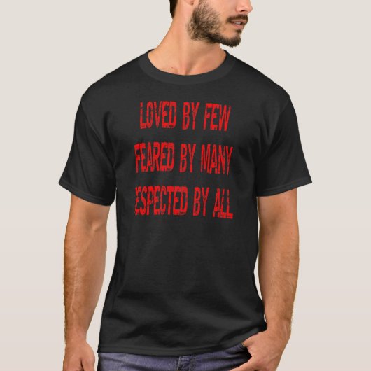 多くの人々から尊敬される人々に恐れられている人々によって愛される Tシャツ (正面)