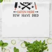 多くの人が食事をし、少数が死亡 面白い名言 キッチンタオル (折り畳み)