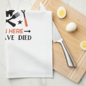 多くの人が食事をし、少数が死亡 面白い名言 キッチンタオル (四つ折り)