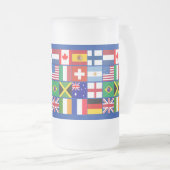 多くの国家のTシャツの16旗、マグ、多く フロストグラスビールジョッキ (正面右)