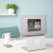 多くの声素晴らしすべての人間の狼の引用文 シール (デスク上のノートパソコン)