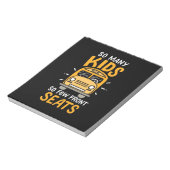 多くの子供たちをバスで運転する ノートパッド (回転)