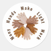 多くの手は軽い仕事をトーストされた手ポスターT- ラウンドシール (正面)