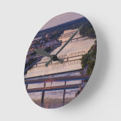 多くの橋がグランドリバーサンセットビューを渡る ラウンド壁時計 (傾斜)