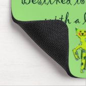 多くの猫を持つ老婦人があるために予定される マウスパッド (コーナー)