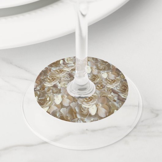 多くの美しい花びらのバラ ワイングラスタグ (クローズアップ)