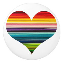 多くの色のハートのデザインの明るい虹