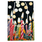 多くの誕生日キャンドルをケーキ ミディアムペーパーバッグ (正面)