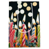 多くの誕生日キャンドルをケーキ ミディアムペーパーバッグ (裏面)