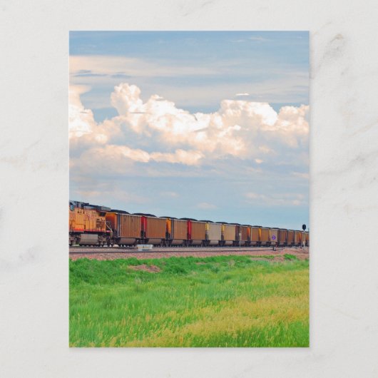 多くの車で列車を運転する ポストカード (正面)