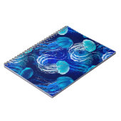 多くの青いクラゲが水中を泳いでいる。船乗り ノートブック (左側)