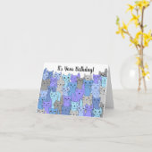 多くの青と紫の猫の誕生日カード カード (黄色い花)