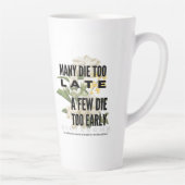 多くは死ぬが早すぎる。ニーチェ カフェラテマグ (右)