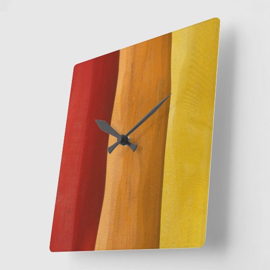 多彩な木製のデザインの赤いオレンジ黄色スペクトル スクエア壁時計 (傾斜)