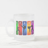 多彩な空手の紋章 フロストグラスマグカップ (左)