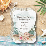 多日地 |熱帯の水の色のパーム葉のと花 セーブザデート<br><div class="desc">島のインスパイアSave the Date cardは、ハイビスカス、フラミンゴ、ジャスミンの花のアレンジとアクアの青い水色の洗葉流の背景とパームのを備えている。裏側は抽象芸術のパームの葉で、カキのベージュとトープの色合い。ビーチ、目的地、熱帯テーマに最適。</div>