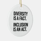 多様性は事実であるインクルージョンは法律である セラミックオーナメント (右)