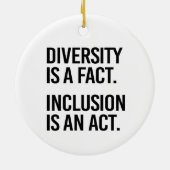 多様性は事実であるインクルージョンは法律である セラミックオーナメント (裏面)