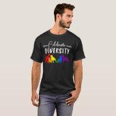 多様性を祝おう 虹の犬たち LGBTQ+ プライド Tシャツ (正面フル)