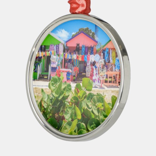 多色のな木製のコテージ|長い湾のビーチ メタルオーナメント (左)