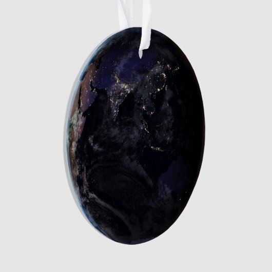 夜にアジアの都市の光を示す完全な地球。 オーナメント (正面)