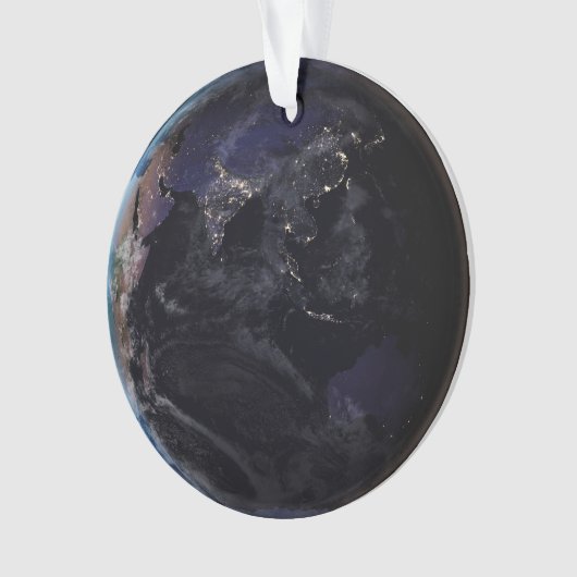 夜にアジアの都市の光を示す完全な地球。 オーナメント (正面)