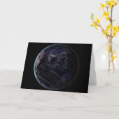 夜にアジアの都市の光を示す完全な地球。 カード (黄色い花)