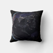 夜にアジアの都市の光を示す完全な地球。 クッション (裏面)