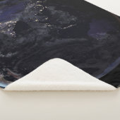 夜にアジアの都市の光を示す完全な地球。 シェルパブランケット (3/4)