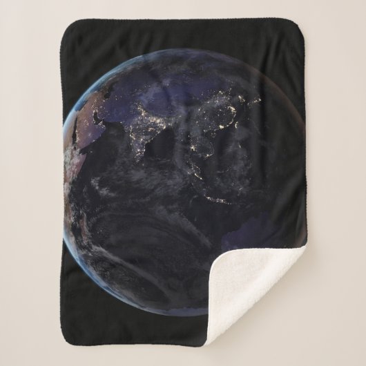 夜にアジアの都市の光を示す完全な地球。 シェルパブランケット (正面)