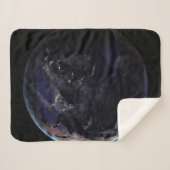 夜にアジアの都市の光を示す完全な地球。 シェルパブランケット (正面(横))