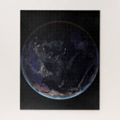 夜にアジアの都市の光を示す完全な地球。 ジグソーパズル (縦)