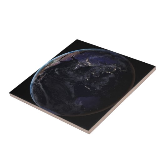 夜にアジアの都市の光を示す完全な地球。 タイル (側面)