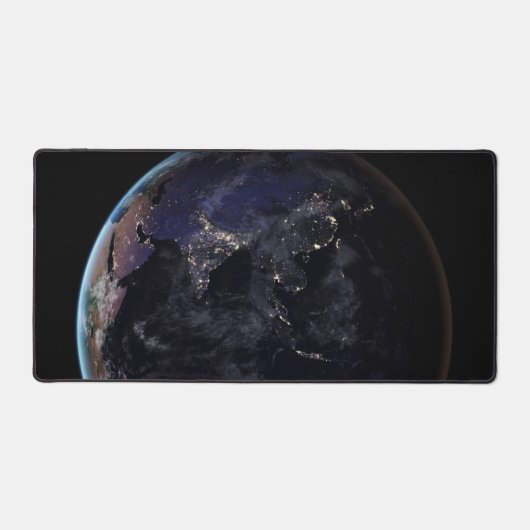 夜にアジアの都市の光を示す完全な地球。 デスクマット (正面)