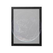 夜にアジアの都市の光を示す完全な地球。 ノートパッド (回転)