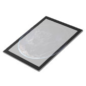 夜にアジアの都市の光を示す完全な地球。 ノートパッド (アングル)