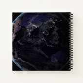 夜にアジアの都市の光を示す完全な地球。 ノートブック (裏面)