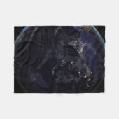 夜にアジアの都市の光を示す完全な地球。 フリースブランケット (正面(横))