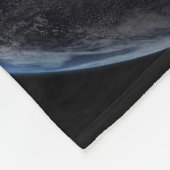 夜にアジアの都市の光を示す完全な地球。 フリースブランケット (角)