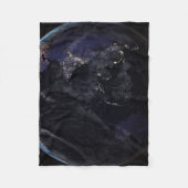 夜にアジアの都市の光を示す完全な地球。 フリースブランケット (正面)